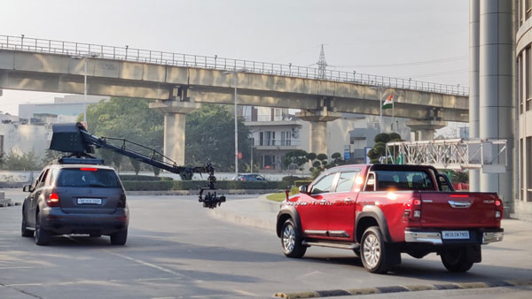 Toyota Hilux एड फिल्म की शूटिंग के दौरान आई नजर, जल्द ही हो सकती है लॉन्च