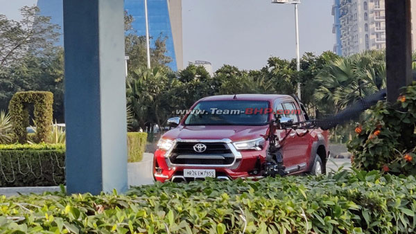 Toyota Hilux एड फिल्म की शूटिंग के दौरान आई नजर, जल्द ही हो सकती है लॉन्च