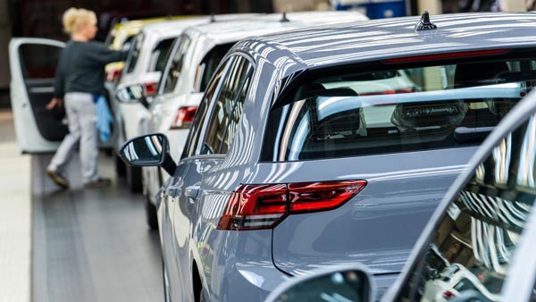 Volkswagen की कारों का उत्पादन अगले साल हो सकता है कम, जानें क्या है इसकी वजह