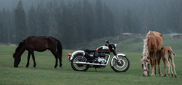 अब और महंगी हो गईं Royal Enfield की मोटरसाइकिलें, Classic 350 की कीमत 3,332 रुपये बढ़ी