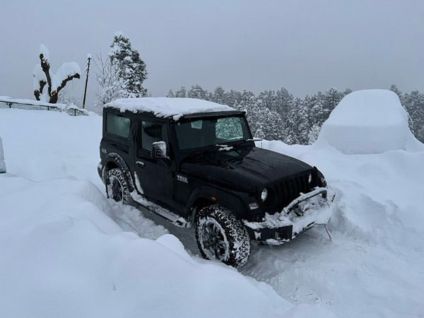 Mahindra Thar के साथ बर्फीली सड़कों पर दिखे Omar Abdullah, Anand Mahindra ने की प्रशंसा