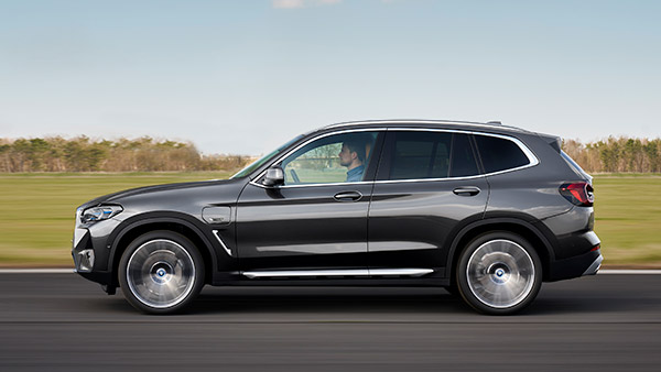 2022 BMW X3 अब डीजल वैरिएंट में भी हुई लॉन्च, जानें कीमत, फीचर्स, इंजन जानकारी