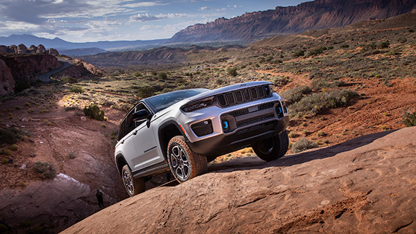 Jeep Grand Cherokee 4xe हुई पेश, जानें इस प्लग-इन-हाइब्रिड कार में क्या है खास