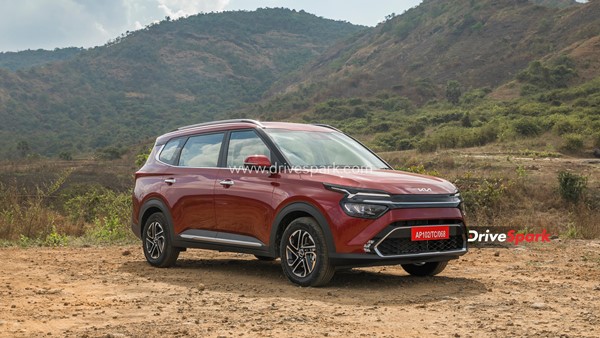 Kia Carens माइलेज के मामले में है कितनी बेहतर? देखें इसके प्रतिद्वंद्वियों से इसकी तुलना