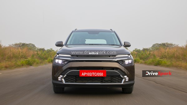 Kia Carens माइलेज के मामले में है कितनी बेहतर? देखें इसके प्रतिद्वंद्वियों से इसकी तुलना