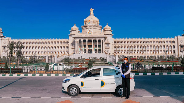 सेना के रिटायर्ड जवान चला रहें है महिलाओं के लिए सबसे सुरक्षित टैक्सी, इस शहर में दे रहें है सर्विस