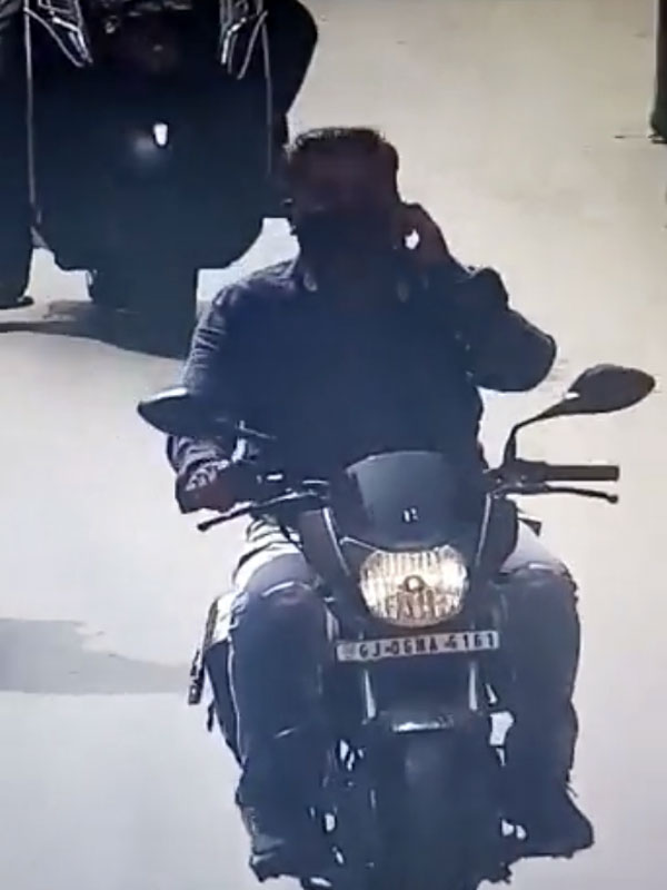 दो मोबाइल फोन लेकर कर रहा था बाइक की सवारी, पुलिस ने काटा चालान