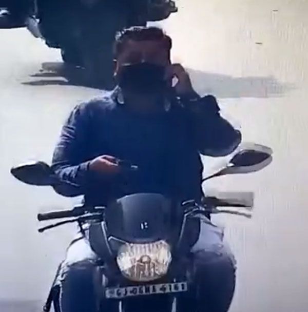दो मोबाइल फोन लेकर कर रहा था बाइक की सवारी, पुलिस ने काटा चालान