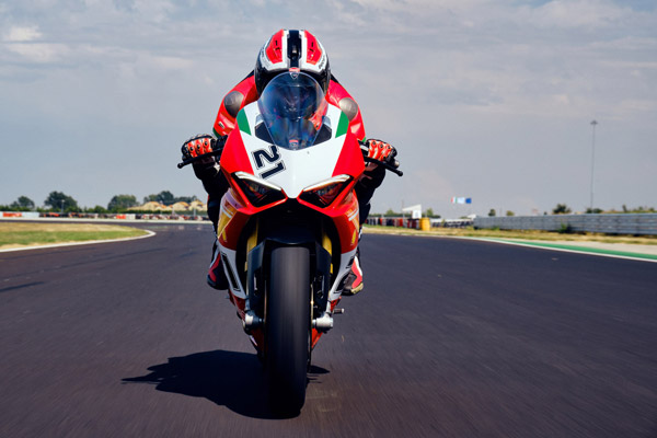 Ducati India जल्द लाॅन्च करेगी ये धांसू बाइक, 950cc के इंजन से होगी लैस, जानें पूरी डिटेल्स