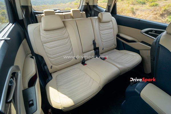 Kia Carens की बुकिंग 50,000 यूनिट के पार, टॉप वैरिएंट को मिल रही शानदार सफलता