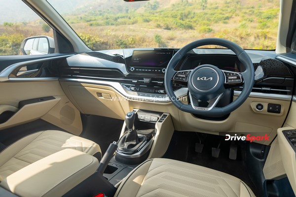 Kia Carens की बुकिंग 50,000 यूनिट के पार, टॉप वैरिएंट को मिल रही शानदार सफलता