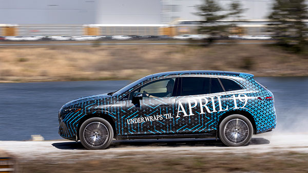 Mercedes EQS SUV को 19 अप्रैल को किया जाएगा पेश, इंटीरियर की जानकारी आई सामने