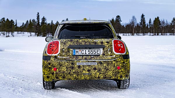 नेक्स्ट-जनरेशन MINI Cooper SE पर चल रहा है काम, कंपनी ने जारी किया टीजर