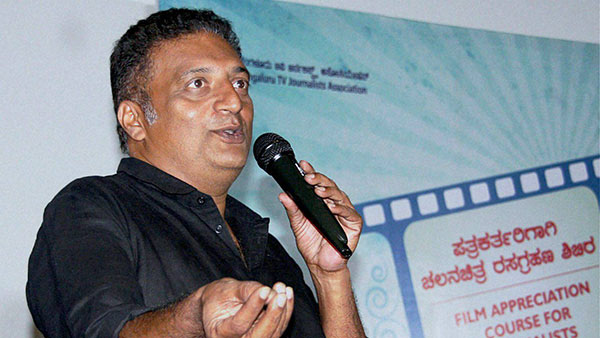 Land Rover Defender 110 की सवारी करते दिखे अभिनेता Prakash Raj, नए शेड में कराया है रैप