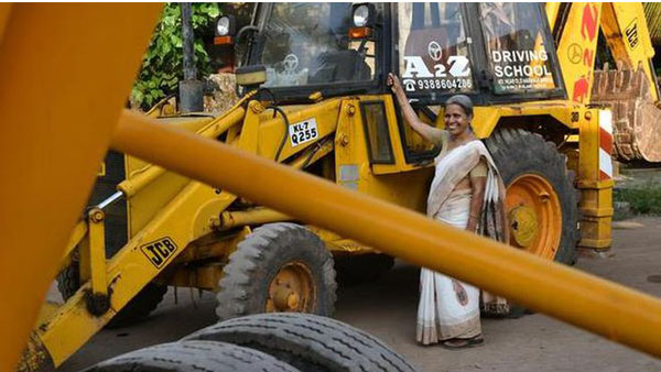 केरल की इस दादी अम्मा के पास है 11 तरह के वाहनों का ड्राइविंग लाइसेंस, चला रहीं है ड्राइविंग ट्रेनिंग स्कूल