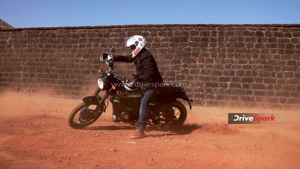 Royal Enfield Scram 411 Review: चलाने में कैसी यह नई स्क्रैम्ब्लर बाइक? क्या भारतीय ग्राहकों को आएगी पसंद?