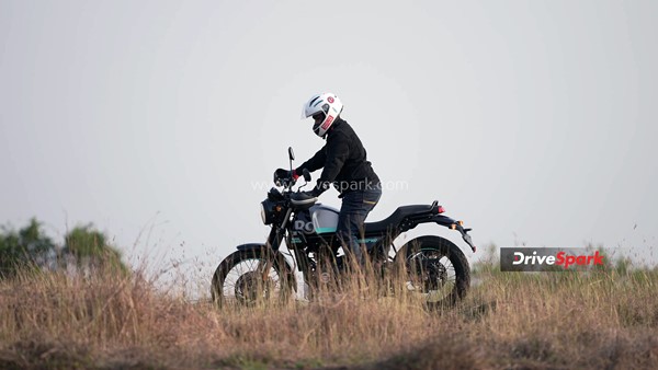 Royal Enfield Scram 411 Review: चलाने में कैसी यह नई स्क्रैम्ब्लर बाइक? क्या भारतीय ग्राहकों को आएगी पसंद?