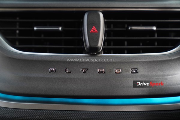 Tata Altroz DCA Review: डिजाईन, फीचर्स, 6-स्पीड DCT, परफॉर्मेंस, इंजन, वैरिएंट जानकारी