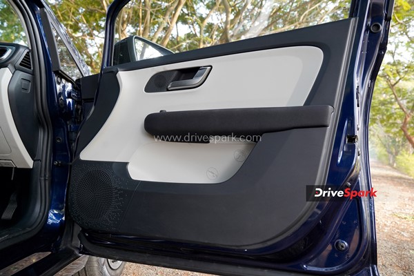 Tata Altroz DCA Review: डिजाईन, फीचर्स, 6-स्पीड DCT, परफॉर्मेंस, इंजन, वैरिएंट जानकारी