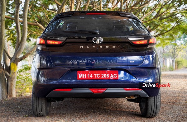 Tata Altroz DCA Review: डिजाईन, फीचर्स, 6-स्पीड DCT, परफॉर्मेंस, इंजन, वैरिएंट जानकारी