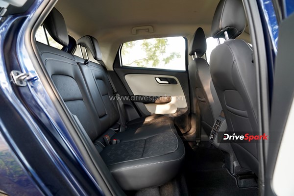 Tata Altroz DCA Review: डिजाईन, फीचर्स, 6-स्पीड DCT, परफॉर्मेंस, इंजन, वैरिएंट जानकारी