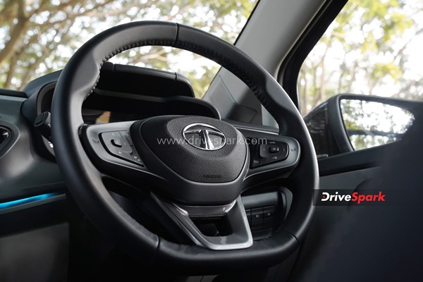Tata Altroz DCA Review: डिजाईन, फीचर्स, 6-स्पीड DCT, परफॉर्मेंस, इंजन, वैरिएंट जानकारी