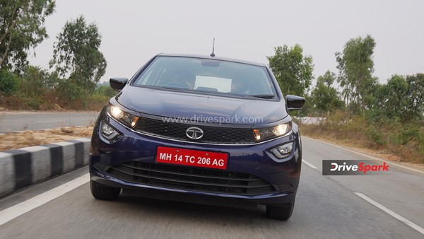 Tata Altroz DCA Review: डिजाईन, फीचर्स, 6-स्पीड DCT, परफॉर्मेंस, इंजन, वैरिएंट जानकारी