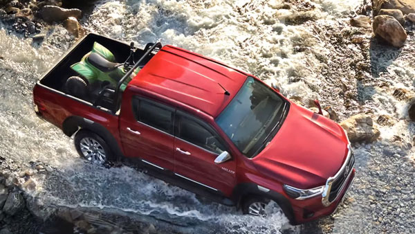 Toyota Hilux पिकअप ट्रक भारत में 33.99 लाख रुपये में हुई लॉन्च, सभी वैरिएंट 4X4 में उपलब्ध