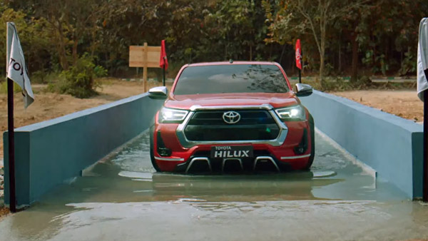 Toyota Hilux पिकअप ट्रक भारत में 33.99 लाख रुपये में हुई लॉन्च, सभी वैरिएंट 4X4 में उपलब्ध
