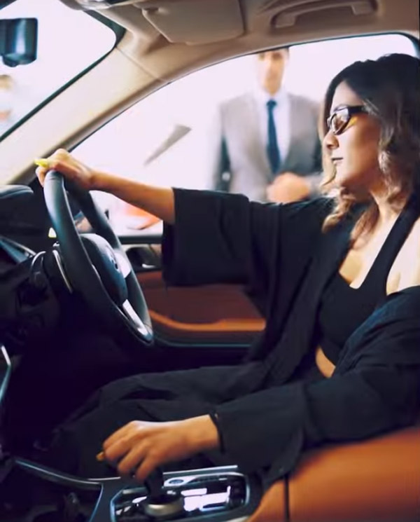 पंजाबी सिंगर Aastha Gill ने खरीदी नई BMW X7 SUV, सोशल मीडिया पर जारी किया वीडियो