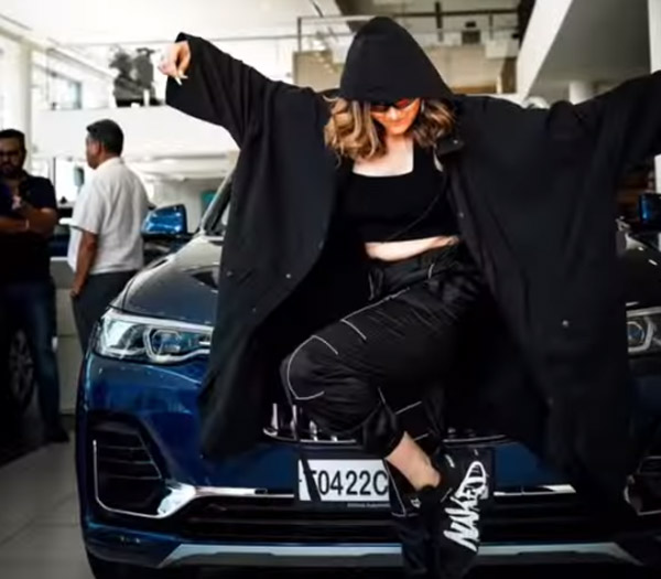 पंजाबी सिंगर Aastha Gill ने खरीदी नई BMW X7 SUV, सोशल मीडिया पर जारी किया वीडियो