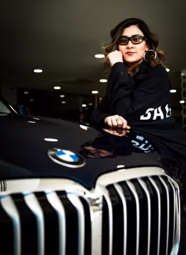 पंजाबी सिंगर Aastha Gill ने खरीदी नई BMW X7 SUV, सोशल मीडिया पर जारी किया वीडियो