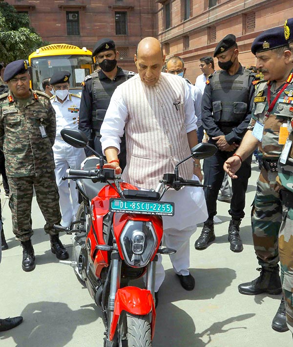 क्या भारतीय सेना भी इस्तेमाल करेगी इलेक्ट्रिक वाहन, Tata Motors व अन्य कंपनियों ने दिया डेमो