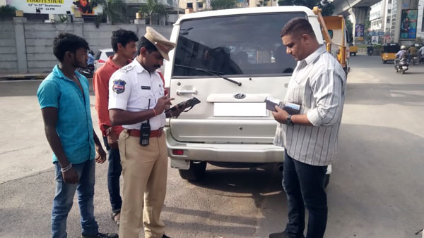 एक कार मालिक का कट गया ठीक से हेलमेट न पहनने का चालान, ट्रैफिक पुलिस की अजब माया