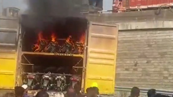 ट्रक में लदे इलेक्ट्रिक स्कूटर्स में लगी भयानक आग, पहले भी आग लगने के मामले आ चुके हैं सामने