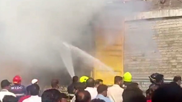 ट्रक में लदे इलेक्ट्रिक स्कूटर्स में लगी भयानक आग, पहले भी आग लगने के मामले आ चुके हैं सामने