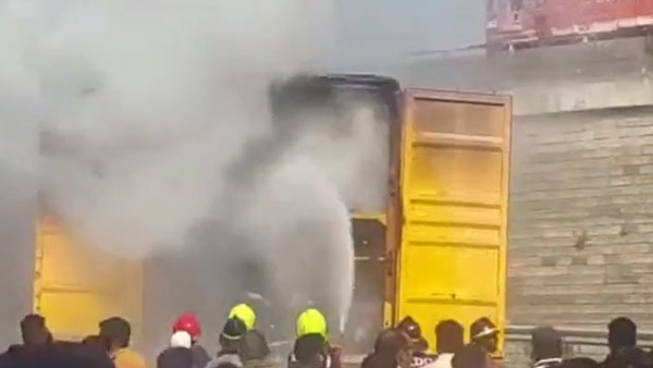 ट्रक में लदे इलेक्ट्रिक स्कूटर्स में लगी भयानक आग, पहले भी आग लगने के मामले आ चुके हैं सामने