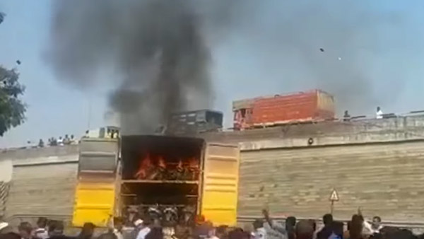 ट्रक में लदे इलेक्ट्रिक स्कूटर्स में लगी भयानक आग, पहले भी आग लगने के मामले आ चुके हैं सामने