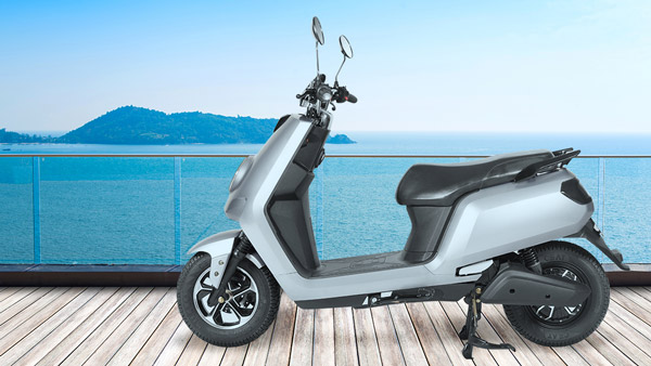 आखिर किस वजह से लग रही है Electric Scooters में आग? जानें उपयोग के लिए कितनी हैं सुरक्षित