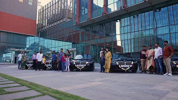 इस कंपनी ने कर्मचारियों को गिफ्ट की करोड़ों की लग्जरी कारें, इमानदारी और भरोसे का दिया इनाम
