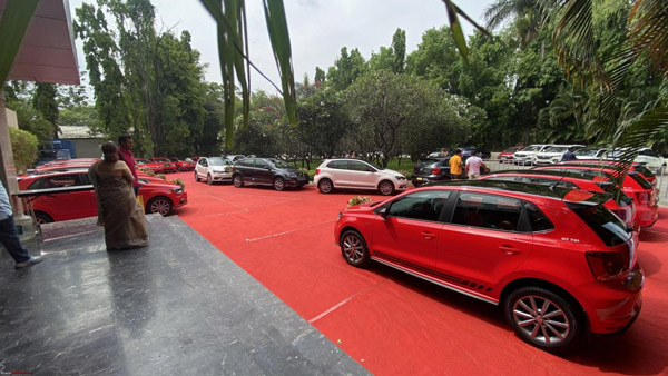 Volkswagen Polo को मिली एक खास विदाई, बैंगलोर में ग्राहकों को डिलीवर हुई एक साथ 26 यूनिट्स