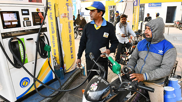 ईंधन की कीमतों में हुई 80 पैसे की बढ़ोतरी, मुंबई में एक लीटर पेट्रोल 120 रुपये के पार
