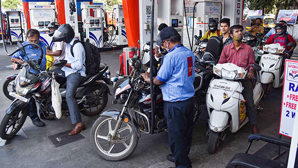 ईंधन की कीमतों में हुई 80 पैसे की बढ़ोतरी, मुंबई में एक लीटर पेट्रोल 120 रुपये के पार