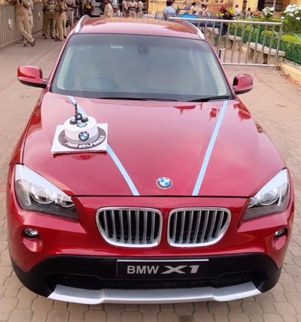 Rakhi Sawant को गिफ्ट मिली नई BMW X1 SUV, सोशल मीडिया पर जारी किया वीडियो