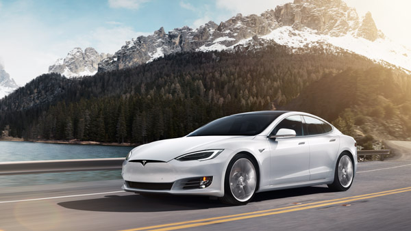 Tesla कर रही है इन-कार वाईफाई हॉटस्पॉट का परीक्षण, जल्द कार में मिलेंगे इंटरनेट आधारित फीचर्स