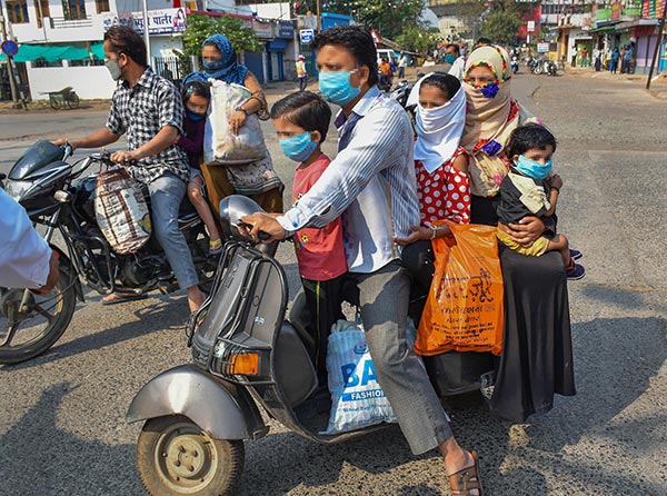 बाइक में पीछे बैठते हैं तो लगा लें हेलमेट, नहीं तो कटेगा ₹500 का चालान; लाइसेंस भी होगा जब्त
