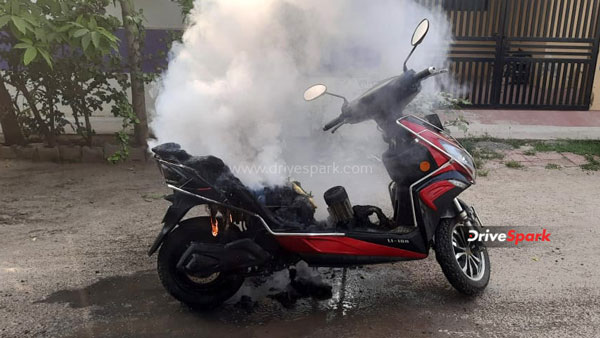 एक और इलेक्ट्रिक स्कूटर में लगी आग, चालक ने सूझ-बूझ से बचाई अपनी जान