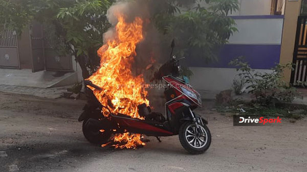 एक और इलेक्ट्रिक स्कूटर में लगी आग, चालक ने सूझ-बूझ से बचाई अपनी जान