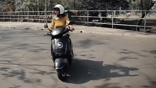 बिना स्टैंड के पार्क होती है स्कूटर! बुलाने पर आ जाती है सामने, देखें आईआईटी ग्रेजुएट्स का करिश्मा
