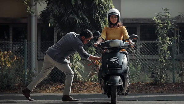 बिना स्टैंड के पार्क होती है स्कूटर! बुलाने पर आ जाती है सामने, देखें आईआईटी ग्रेजुएट्स का करिश्मा